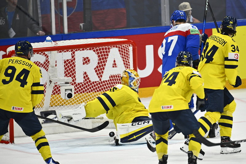 Magnus Hellberg är här på väg att rädda pucken med plockhandsken – han stoppade den någon millimeter från mållinjen i tisdagens segermatch mot Slovakien.