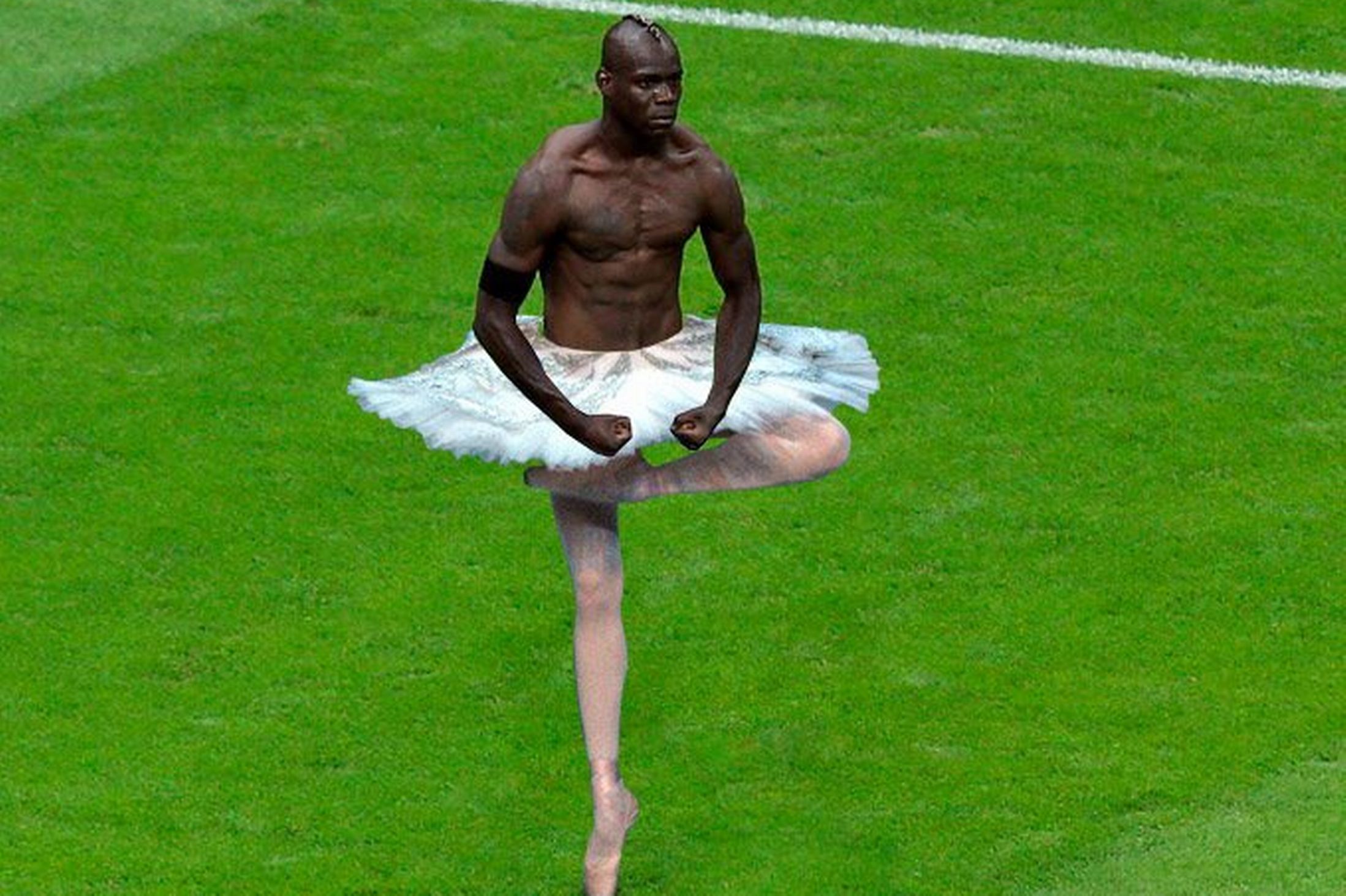 Internetanvändare världen över har redigerat Balotellis målgest till något helt annat. Först ut: ballerinan. 