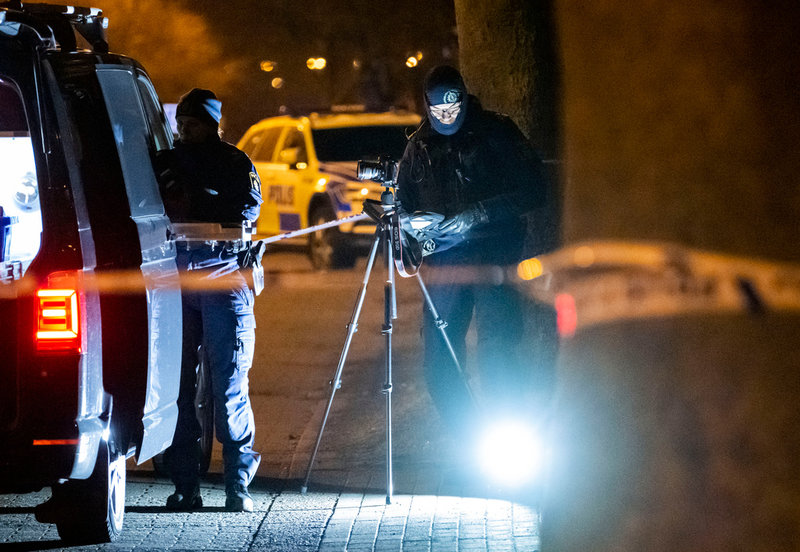 Kriminaltekniker på plats vid brottsplatsen på Högaborg i Helsingborg.
