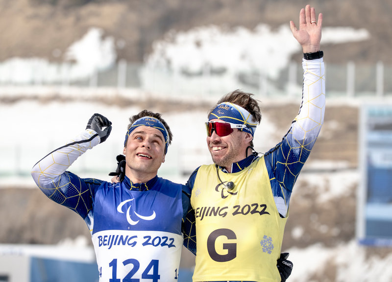 Zebastian Modin tillsammans med sin guide Emil Jönsson Haag i Paralympics i Peking 2022. I årets mästerskap är Emil Talsi guide till Modin. Arkivbild.