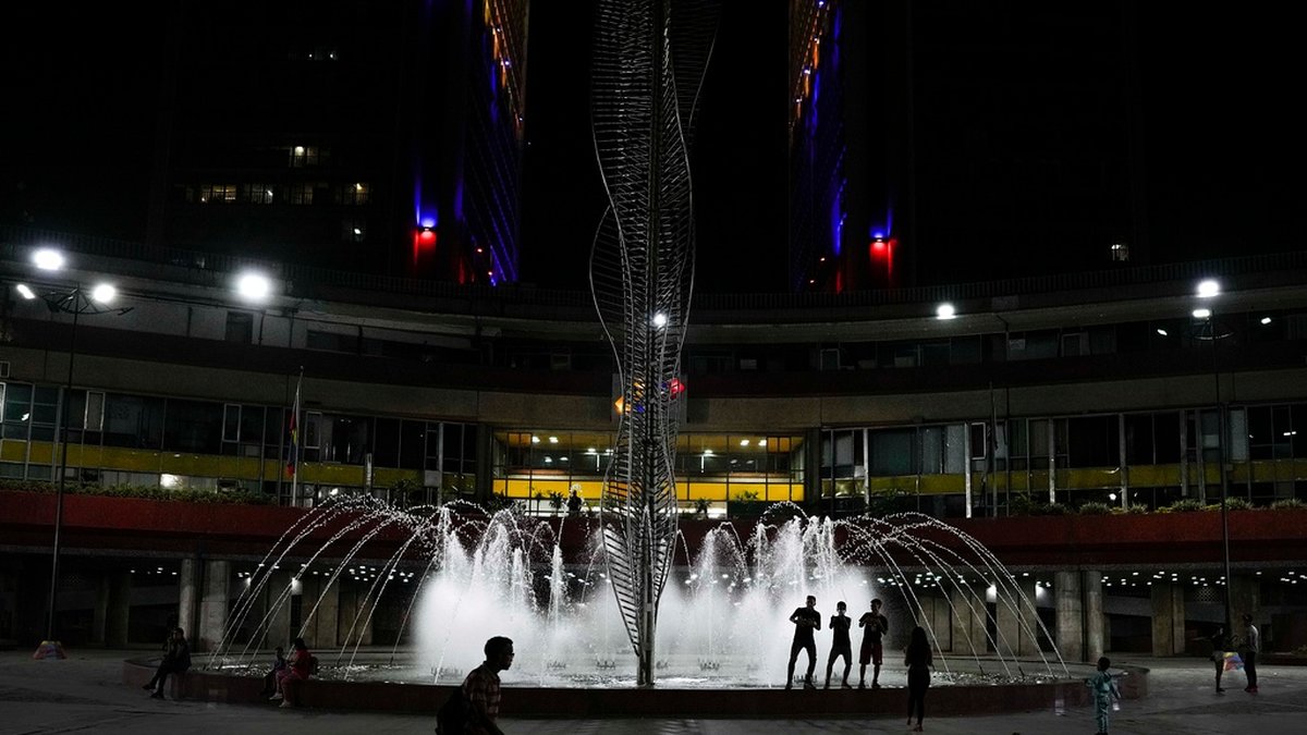 Människor vid en fontän vid Caracastorget i Caracas i Venezuela. Arkivbild.