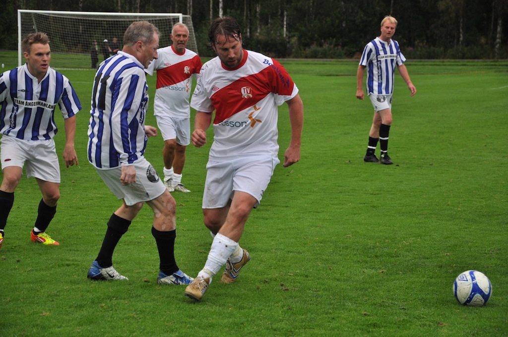 Peter Forsberg glänste som anfallare när TV-laget spelade välgörenhetsmatch mot Team Ångermanland.