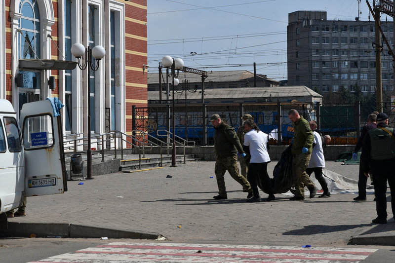 Ukrainska soldater bär undan döda efter attacken mot en järnvägsstation i Kramatorsk i fjol.