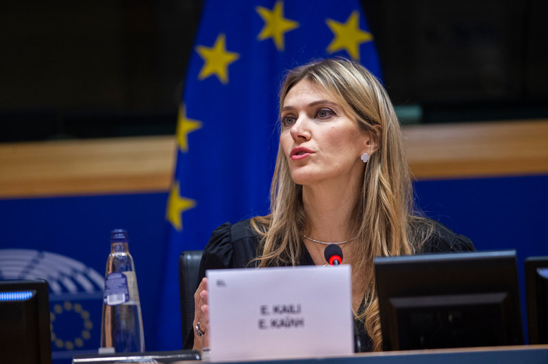 Grekiska EU-parlamentsledamoten Eva Kaili vid en ceremoni den 7 december – strax innan hon greps, misstänkt för korruption och pengatvätt. Arkivbild.