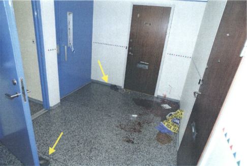 Polisens bilder från trappuppgången på Gånglåtsvägen 35, där Al-Shariah Firas sköts till döds sommaren 2003.