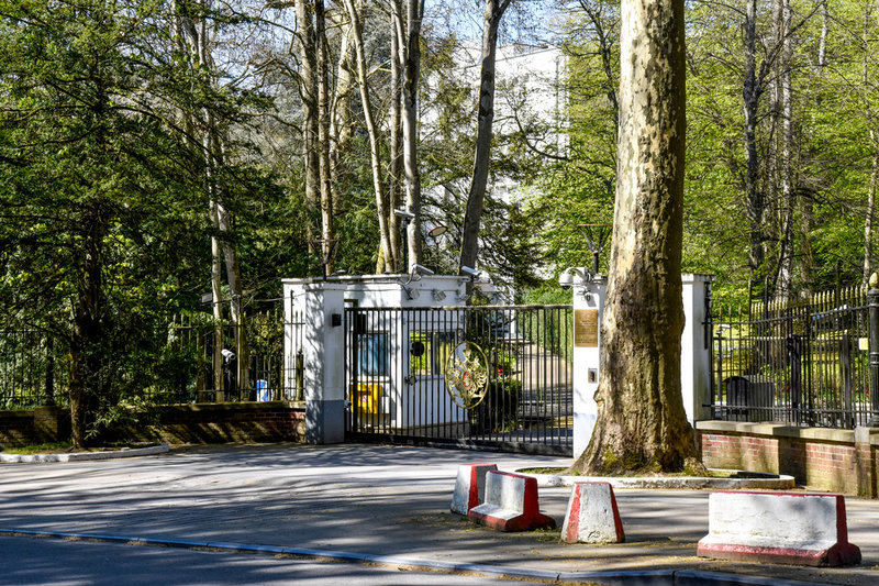 Rysslands ambassad i Belgien ligger i ett enormt komplex i södra Bryssel, skyddad av vakter och höga staket.