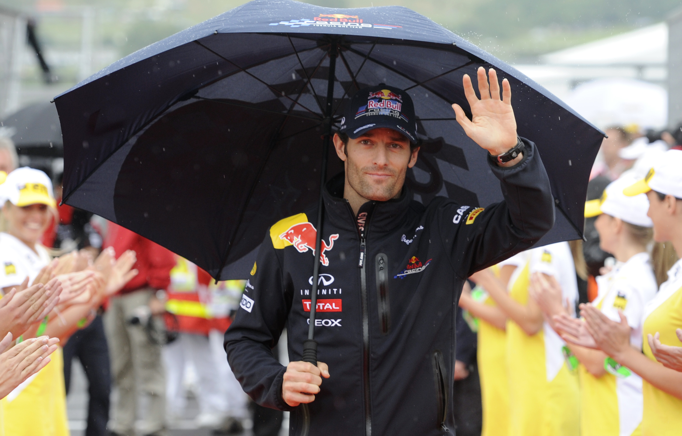 Red Bulls Mark Webber med paraplyet uppfällt.