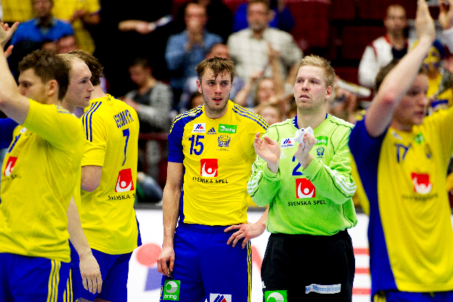 De svenska spelarna tackar publiken efter matchen. De svenska spelarna tackar publiken efter matchen.