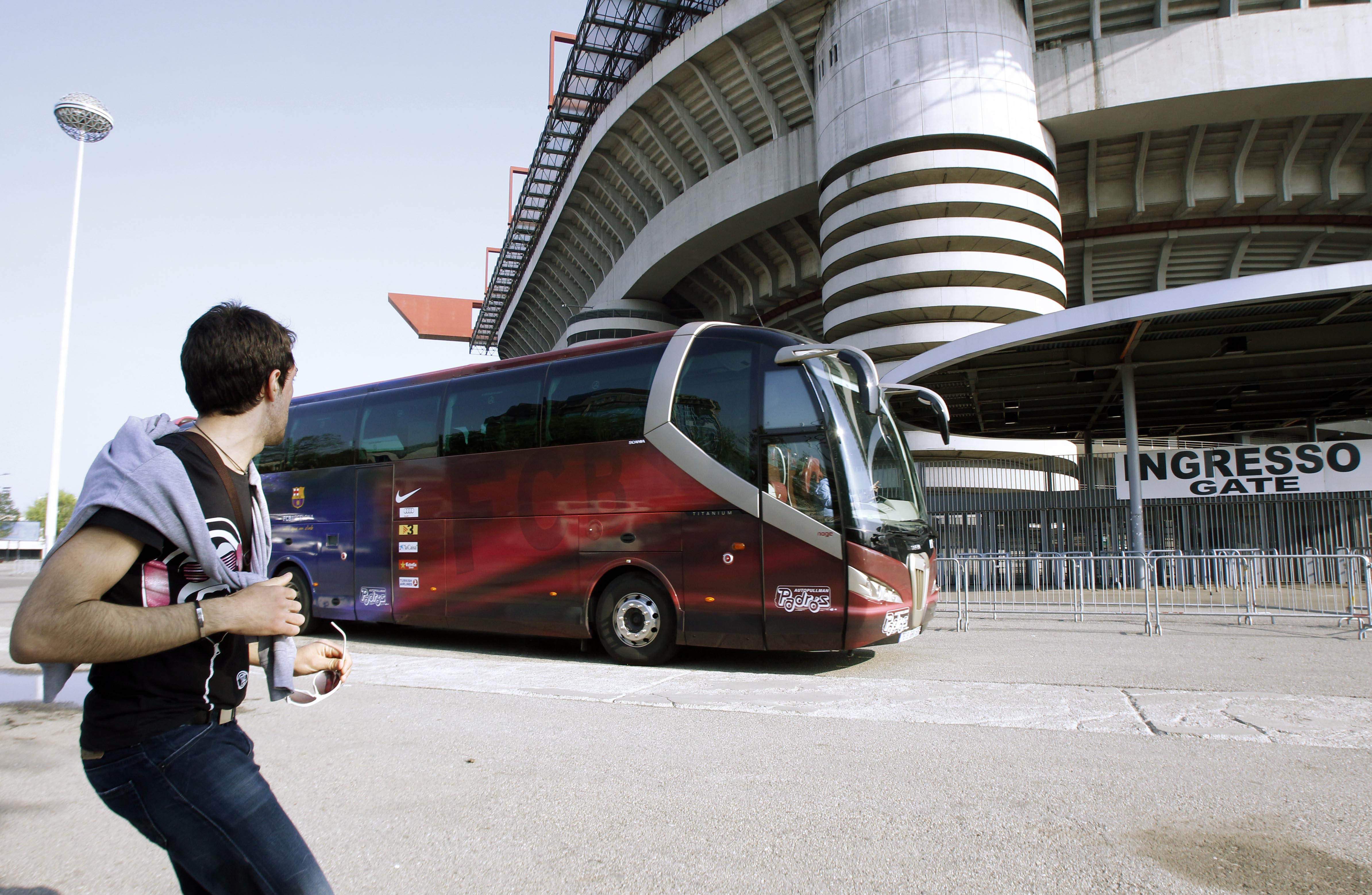 Barcelona fick åka buss drygt 100 mil från Spanien till Milano.