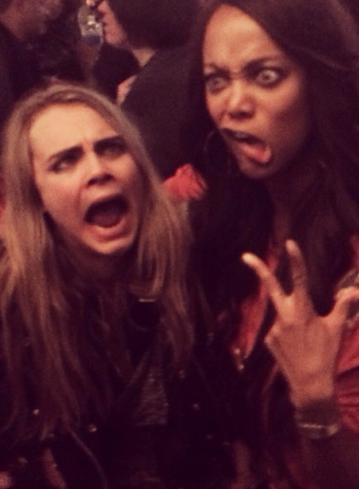 Cara Delevigne och Tyra Banks gör lustiga miner. Cara Delevigne och Tyra Banks gör lustiga miner.