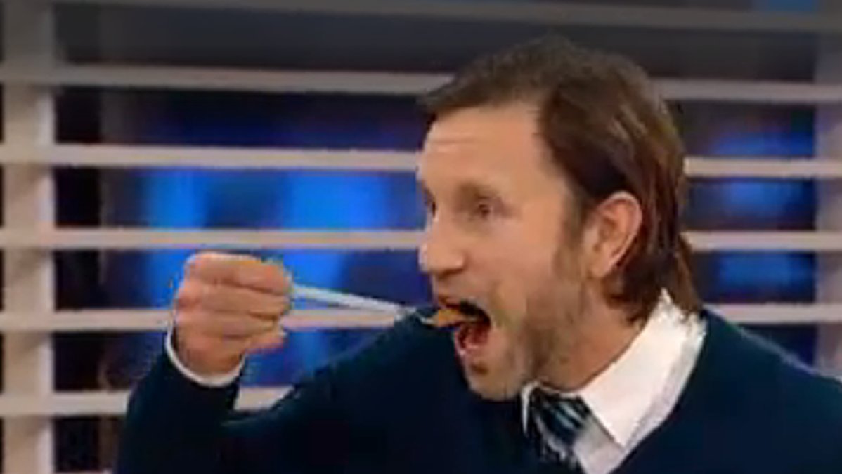 Peter Jihde testar att äta kanel.