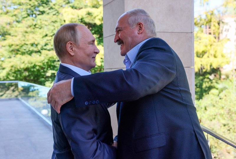 Rysslands president Vladimir Putin och Belarus dito Aleksandr Lukasjenko vid ett av många möten i år. Bilden togs i ryska Sotji den 26 september.