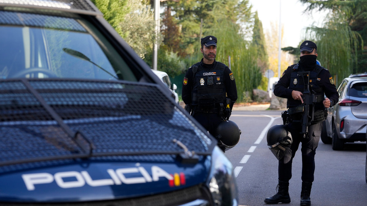 Polis invid Ukrainas ambassad i Spaniens huvudstad Madrid den 30 november 2022.