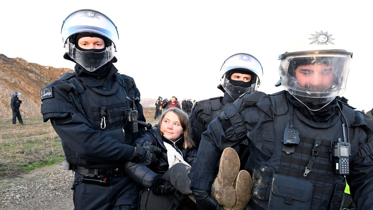 Tysk polis bär bort Greta Thunberg från en demonstration i Lützerath på tisdagen.