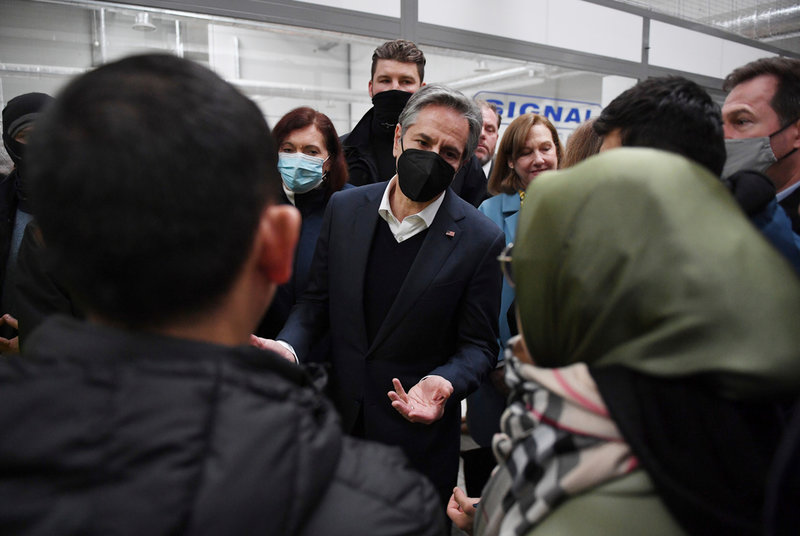 USA:s utrikesminister Antony Blinken besöker ett mottagningscenter för ukrainska flyktingar vid den polska gränsövergången i Korczowa.