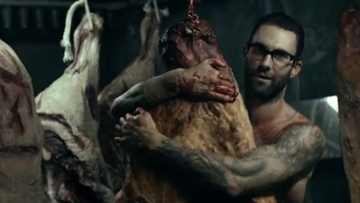Levine kramar köttstycken. 