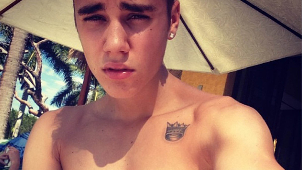 Mars 2013. Justin Bieber, som inte är direkt fattig, tatuerar sig i London. Han vägrar sedan att betala för tatueringen. – Bieber är ett skämt och en bortskämd unge. Han var divig och fick utbrott på sin assistent. Det var pinsamt, sa tatueraren vidare till Mirror. 
