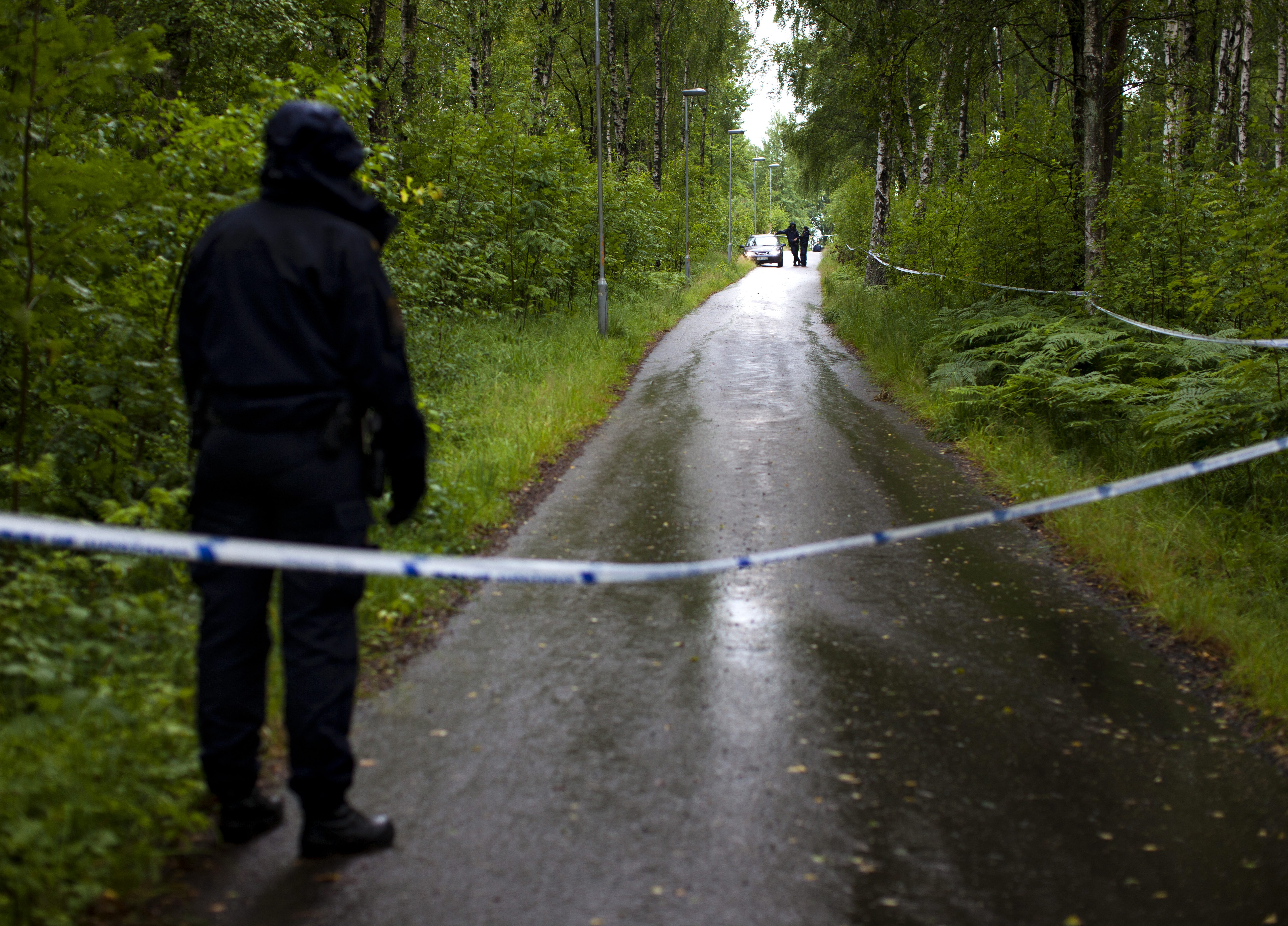  En man ringde på torsdagseftermiddagen till polisen i Västra Götaland och uppgav att han hade tagit livet av en person. Polisen spärrade av ett skogsområde på Hisingen och sökte efter en kropp.