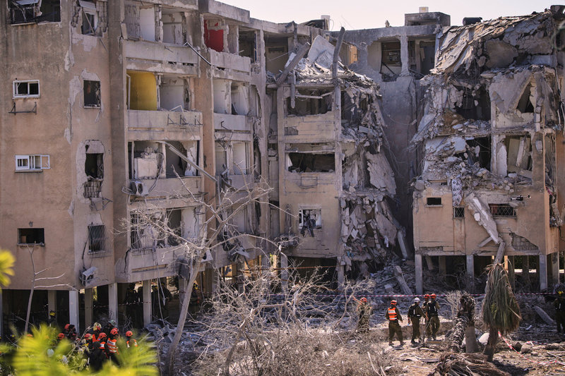 Förödelse i Holon nära Tel Aviv efter morgonens iranska anfall.
