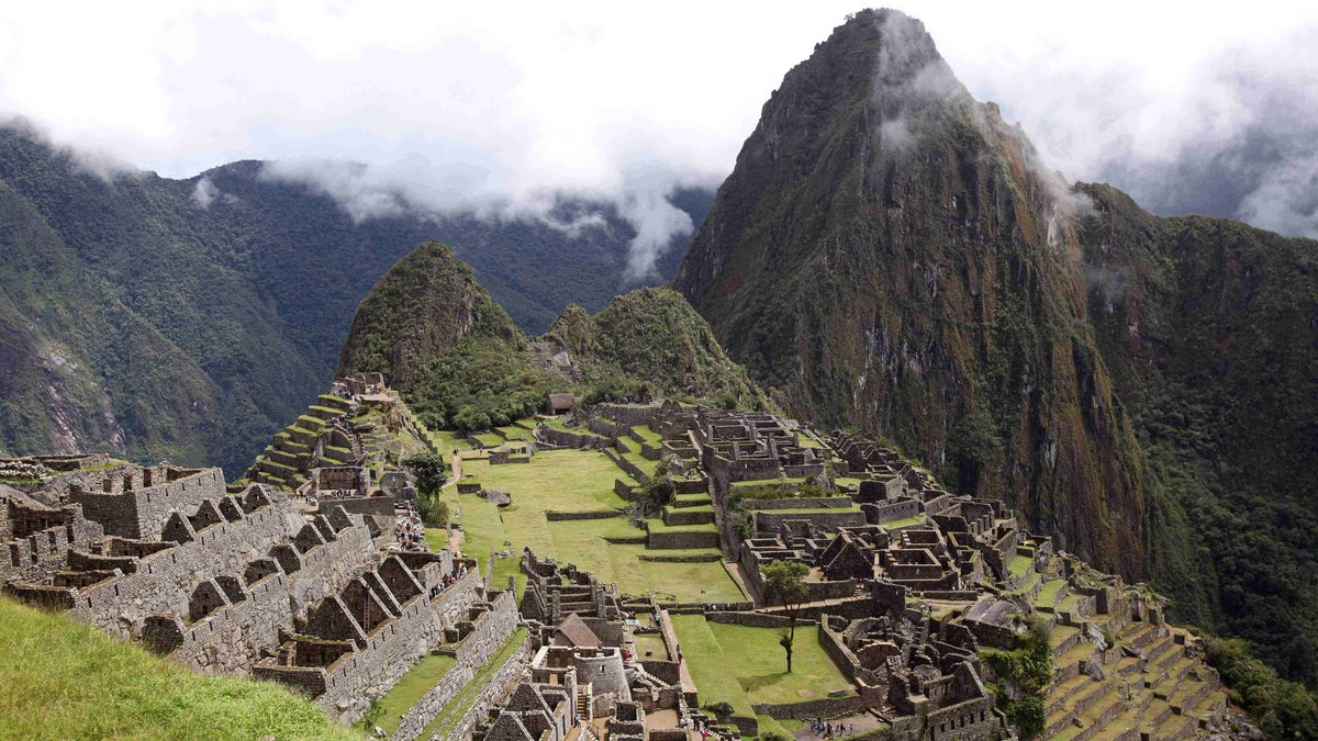 3. Machu Picchu tros ha byggts runt år 1440 av inkaindianen Pachakutiq. Bergstaden ligger högt uppe i Anderna i Peru. År 1983 kom den med på listan över världsarv. 