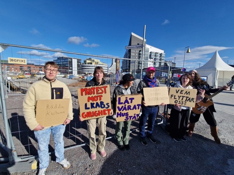 En grupp från Tusen toner musikförening i Kiruna protesterar under kyrkflytten. Från vänster: Anton Eliasson, Emilia Brännström, Maja Costa Sjöström, Kilak Saivo, Lina Brännström och Maja Kemi.