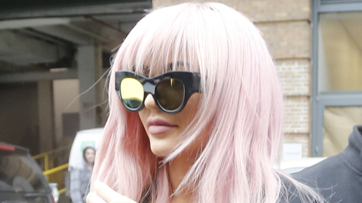 Kylie Jenner i rosa peruk.