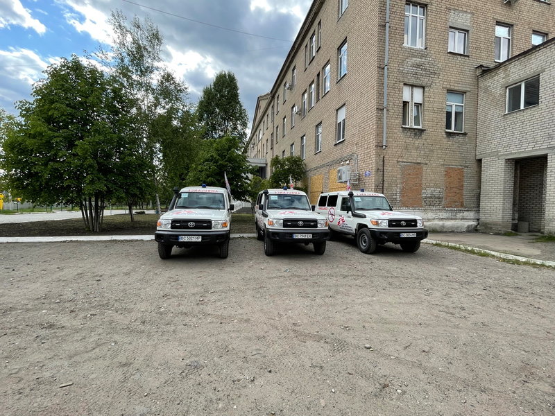 Tre av snart åtta ambulanser på plats.