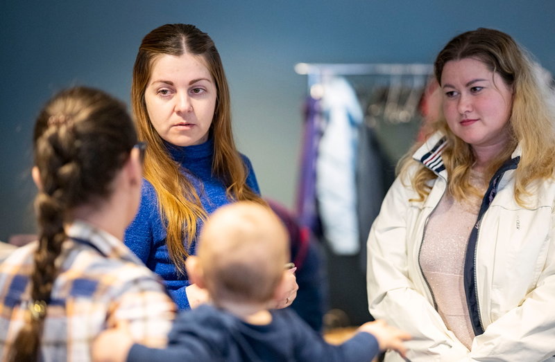 Olga Fariga och Natalia Chernihova på mötesplatsen för ukrainare i Hässleholms kulturhus.