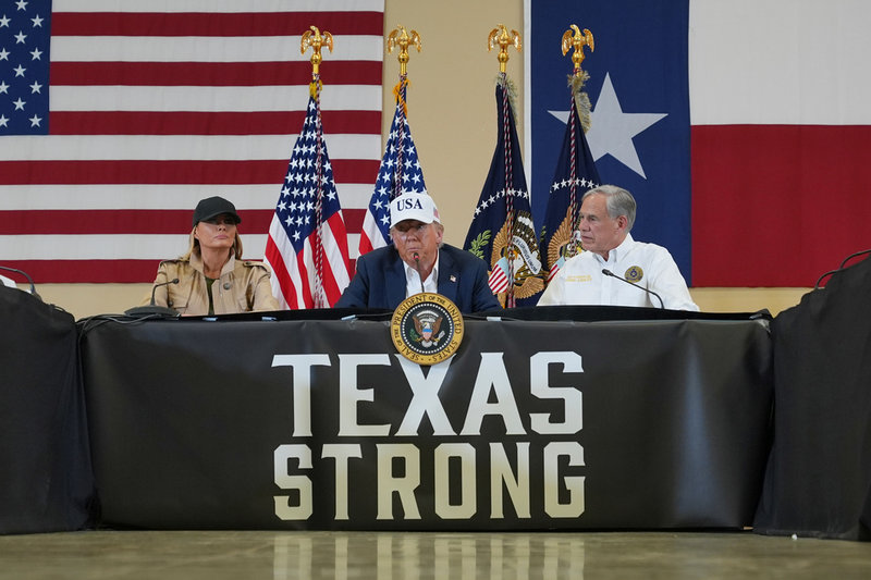 USA:s presidentpar Melania och Donald Trump tillsammans med Texas republikanske guvernör Greg Abbott. Bilden togs i Kerrville i Texas i juli.