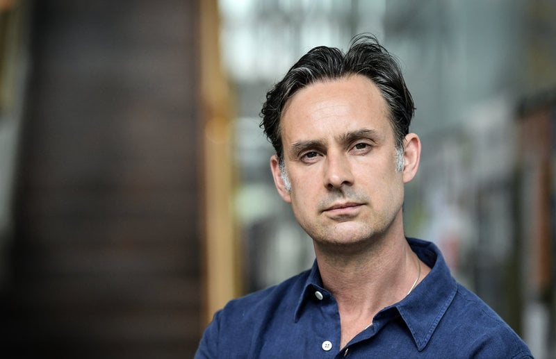 Sven Granath, doktor i kriminologi, är verksam vid Stockholmspolisen och Stockholms universitet och kartlägger bland annat ungdomskriminalitet, vapenvåld och kriminella nätverk.