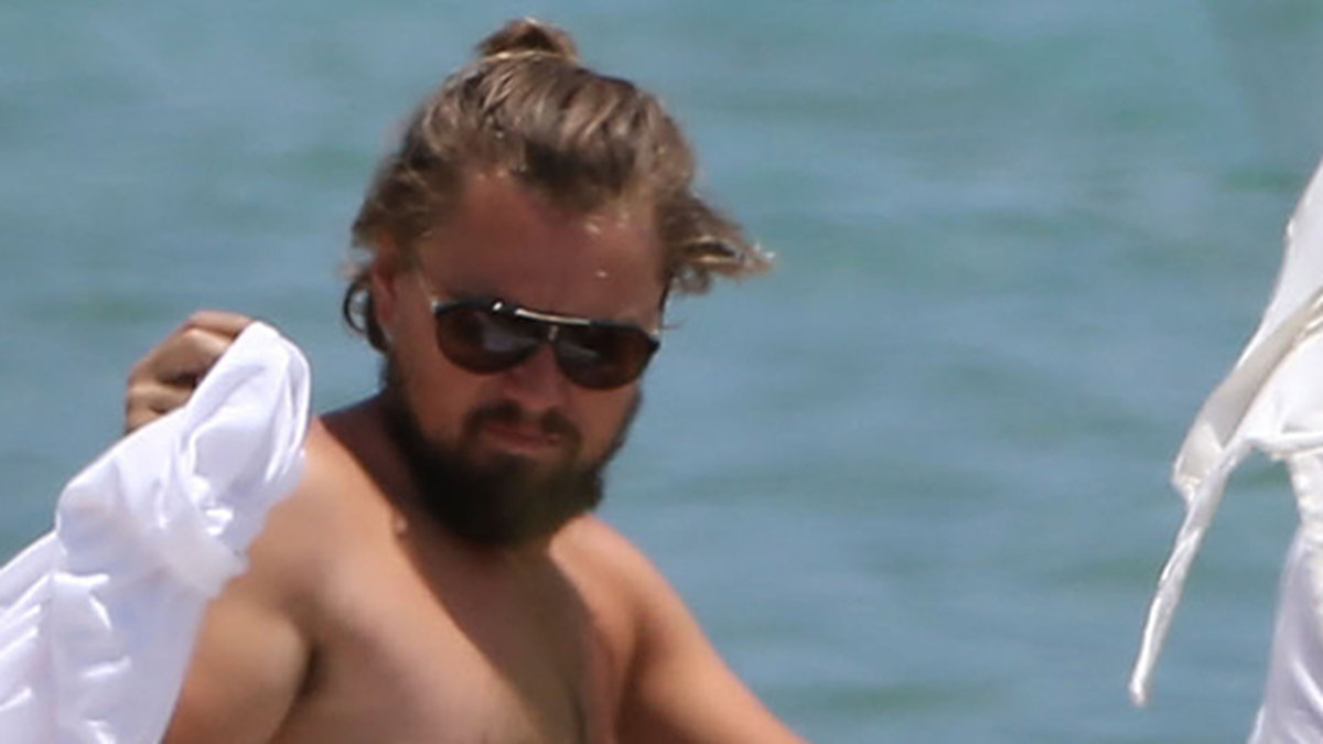 Med rufsigt hår och en slarvig knut var Leonardo redo för en heldag på stranden. 
