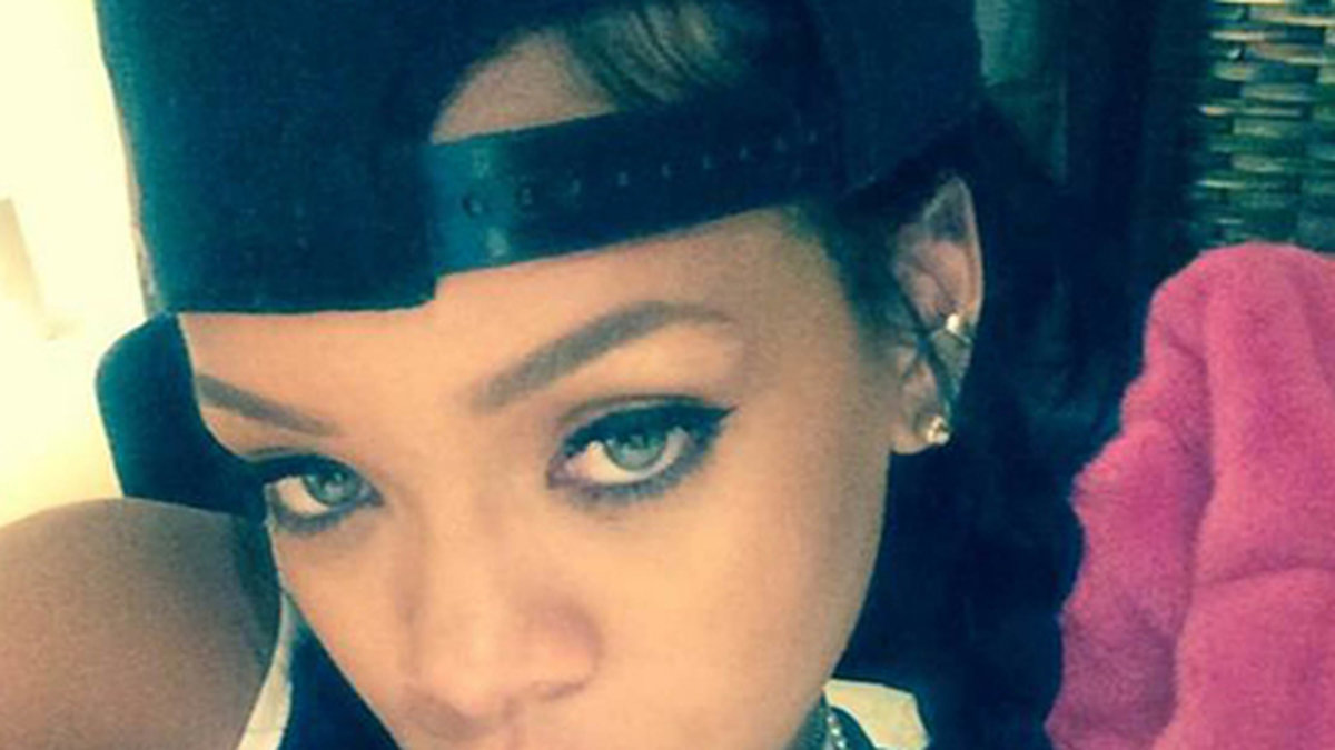 Rihanna bjuder på en selfie på Twitter. 