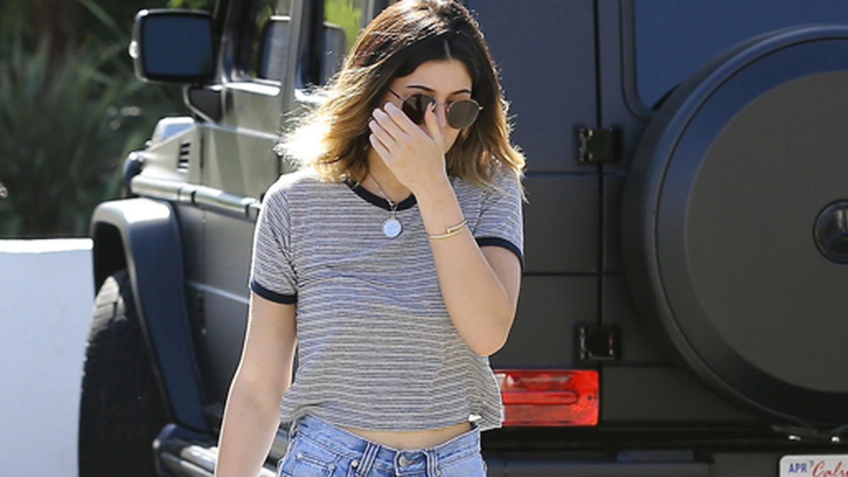 Kylie Jenner i jeansshorts och Dr Martens. 