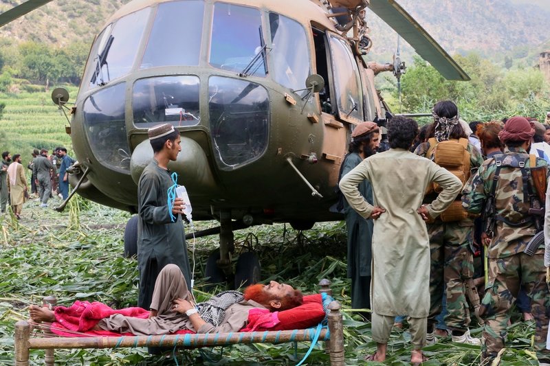 En skadad man väntar på att bli evakuerad med helikopter i Mazar Dara i Kunarprovinsen i måndags. Skalvet hade magnituden 6,0 och följdes av flera kraftiga efterskalv.