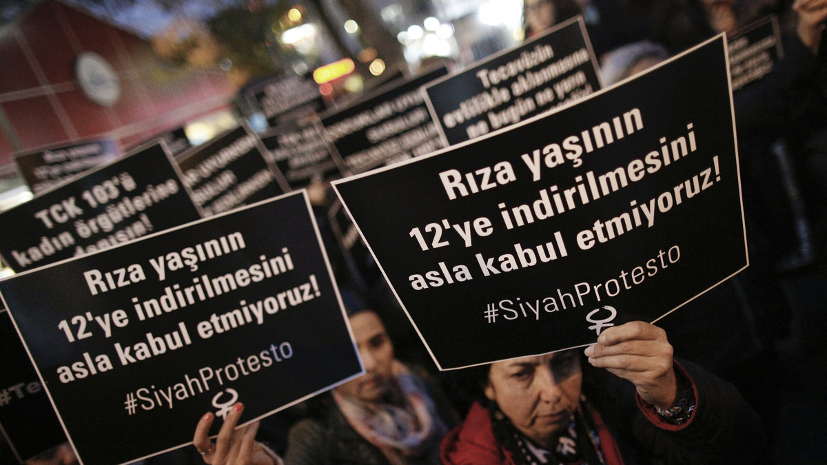 Den här bilden är från Turkiet, där folk protesterar mot en lag som gör det möjligt för våldtäktsmän att gifta sig med sina offer och på så sätt slippa fängelse. 