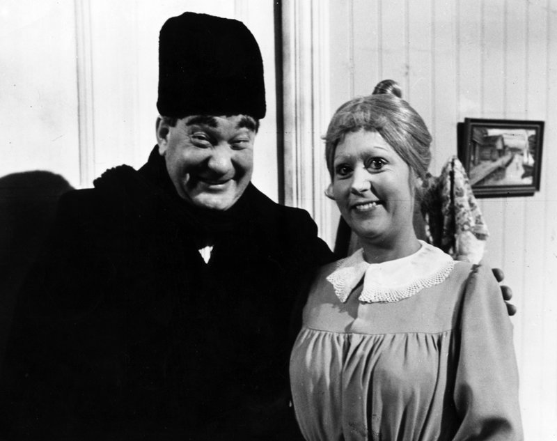 Carl-Gustaf Lindstedt och Birgitta Andersson i julkalendern 1967, "Gumman som blev en liten tesked". Arkivbild.