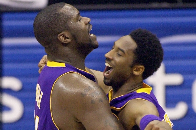 Shaquille O'Neal var den störste (bildligt talat) när laget vann tre titlar i rad. Här blir arvtagaren på tronen över Los Angeles Lakers Kobe Bryant mosad i en bamsekram. Shaquille O'Neal var den störste (bildligt talat) när laget vann tre titlar i rad. Här blir arvtagaren på tronen över Los Angeles Lakers Kobe Bryant mosad i en bamsekram.