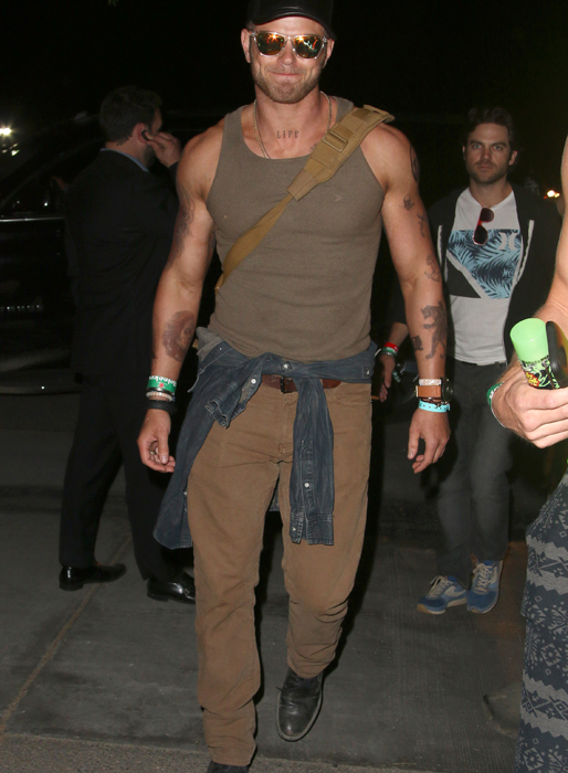 Kellan Lutz körde solglasögon i mörkret. Kellan Lutz körde solglasögon i mörkret.