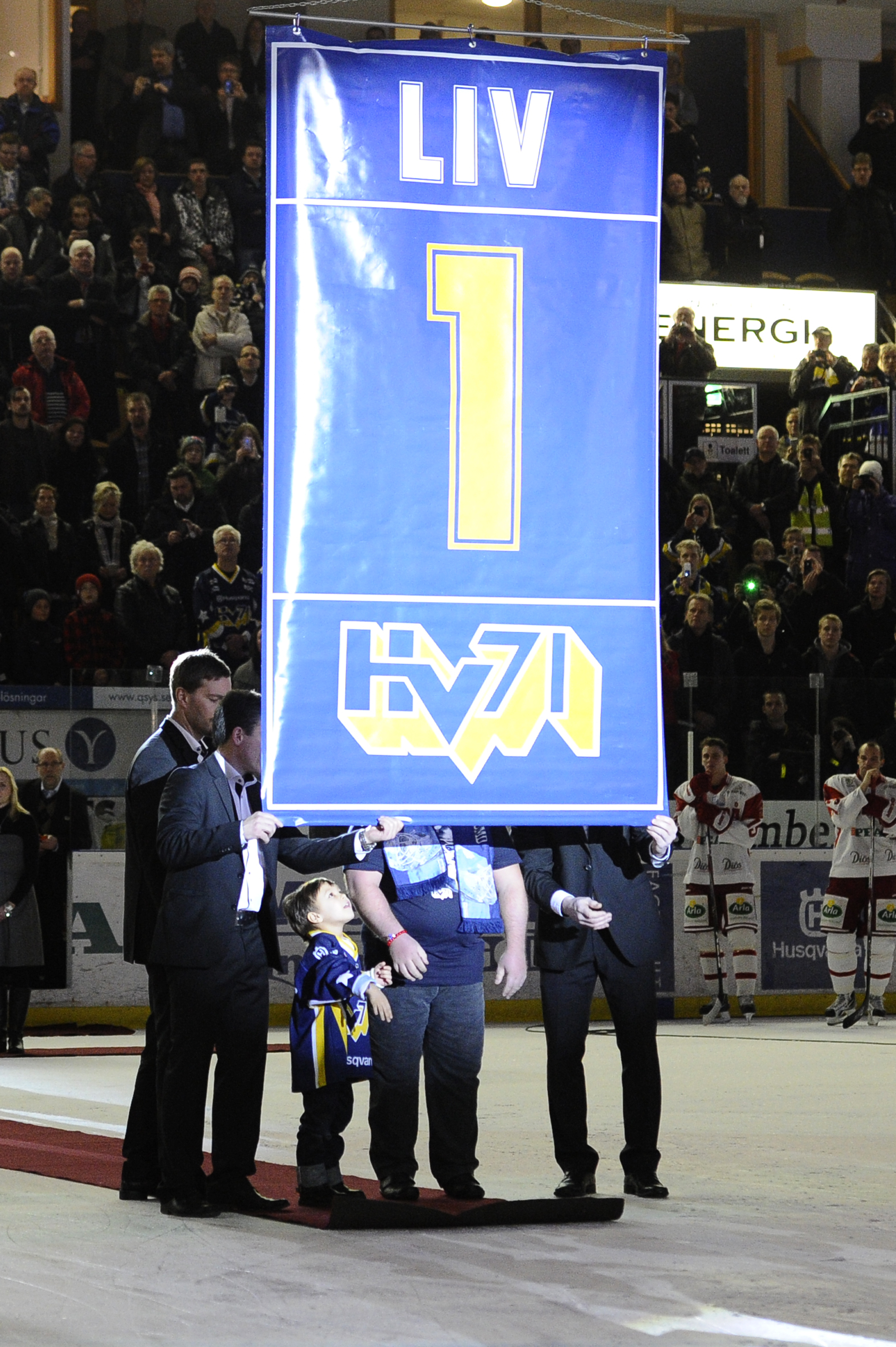 HV71-legenden Stefan Liv fick sitt namn förevigat när tröja nummer ett hissades upp i taket.