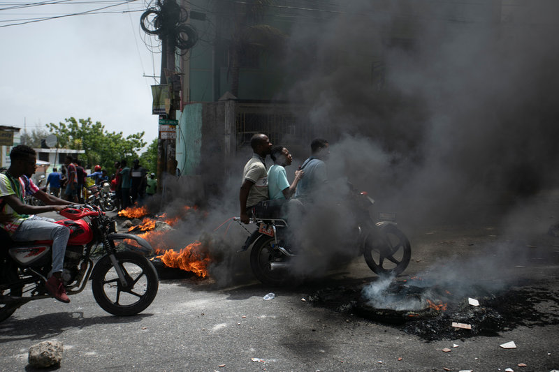 Demonstranter tände på onsdagen eld på bildäck i protest på bränslebristen i Haiti.