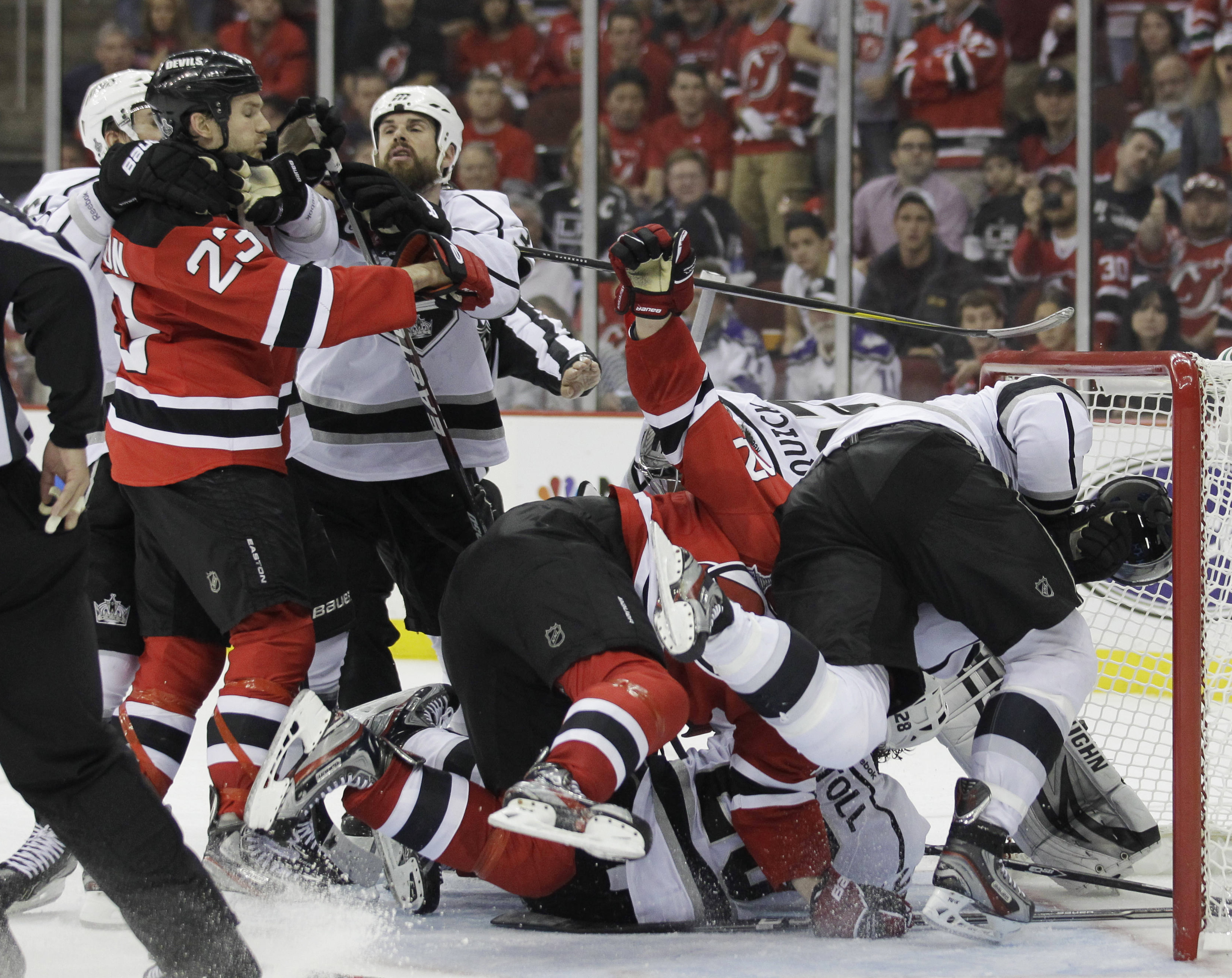 New Jersey Devils och Los Angeles Kings spelare i gruff framför målet. Kings leder nu med 3-2 i matcher. New Jersey Devils och Los Angeles Kings spelare i gruff framför målet. Kings leder nu med 3-2 i matcher.