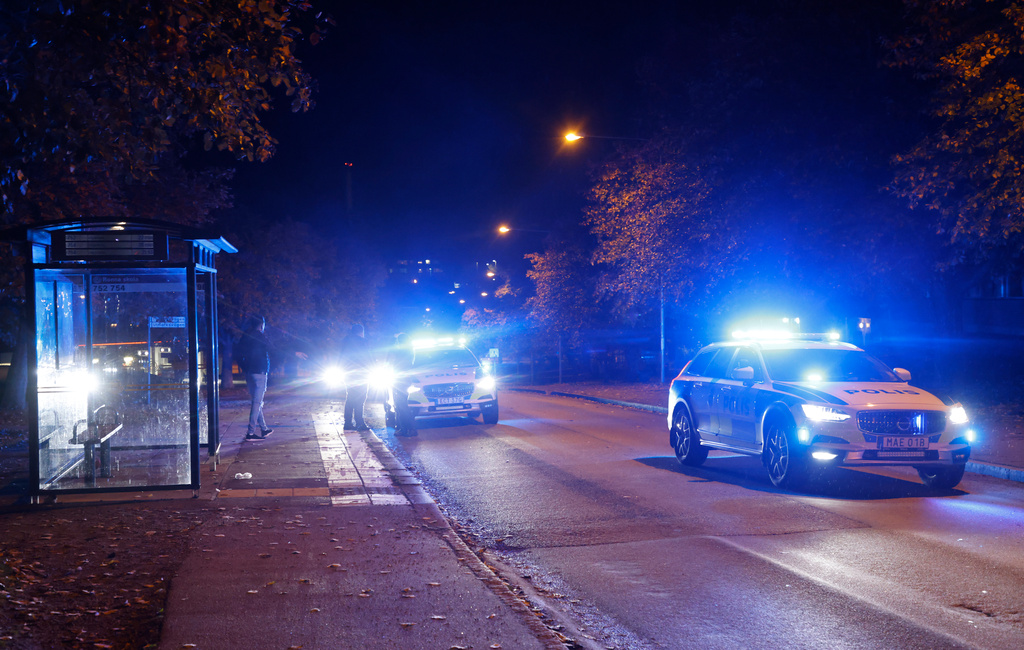 En stor polisinsats pågår i stadsdelen Ronna i Södertälje efter lördagens skjutning.