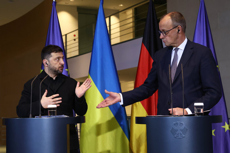 Ukrainas president Volodymyr Zelenskyj och Tysklands förbundskansler Friedrich Merz under sin presskonferens på måndagen.