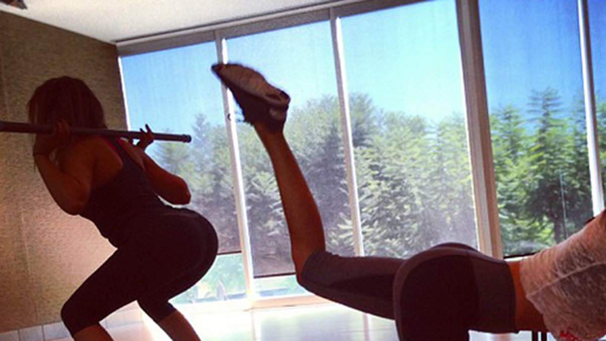 Kendall Jenner och Khloe Kardashian trimmar sina bakdelar på gymmet. 