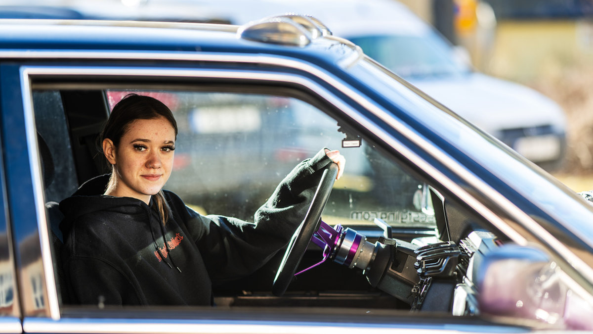 16-åriga Nova Sjödin som bor utanför Oskarshamn tar A-traktorn till och från gymnasiet.