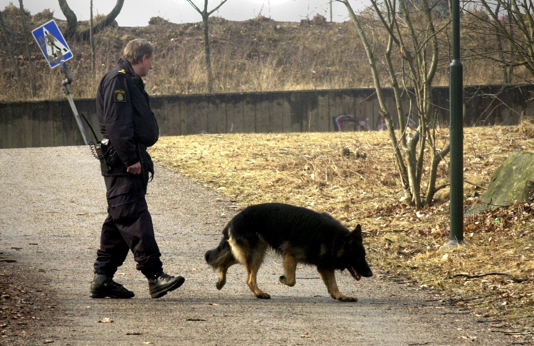 Sökandet efter den försvunne 26-åringen pågår ännu med hund.
