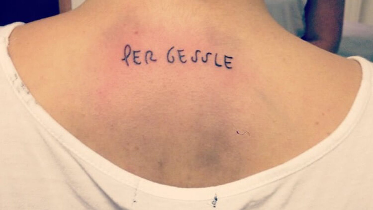 Då visade hon hennes tidigare Per Gessle-tatuering (som inte gjordes på fyllan).