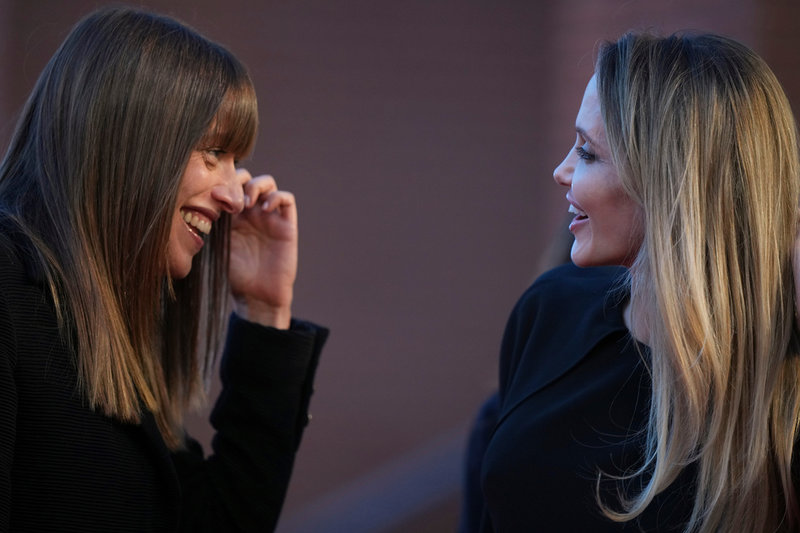 Alice Winocour och skådespelaren Angelina Jolie.