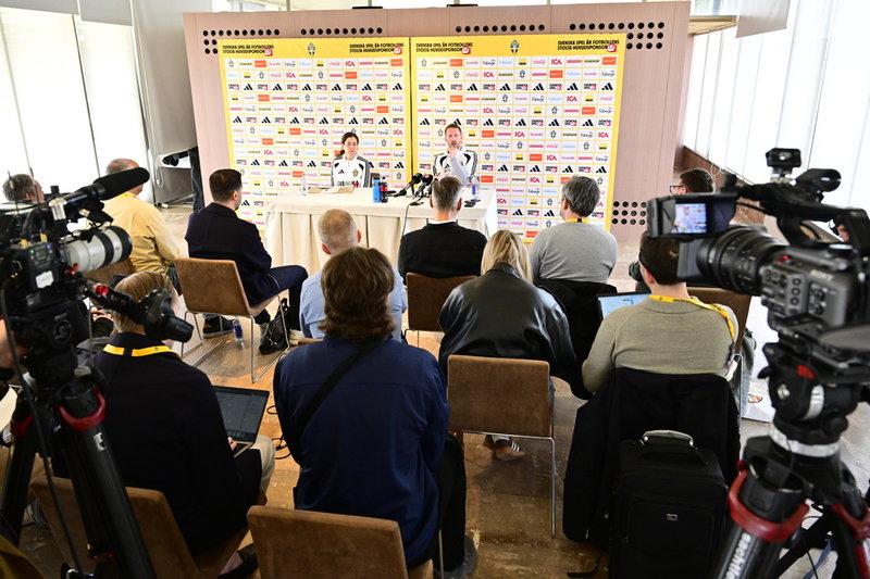 Pressuppbådet i Valencia inför playoff-mötet med Ukraina är ovanligt stort.