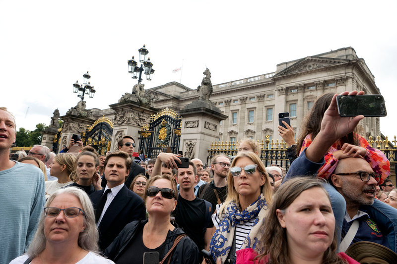 Människor samlas utanför Buckingham Palace i London.